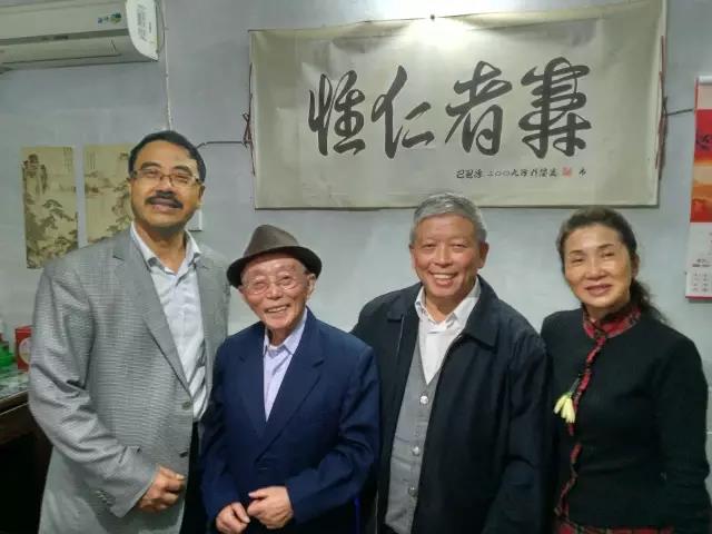 左起:阮平校长,王旭老先生,王明昭老师,王晓勤主任