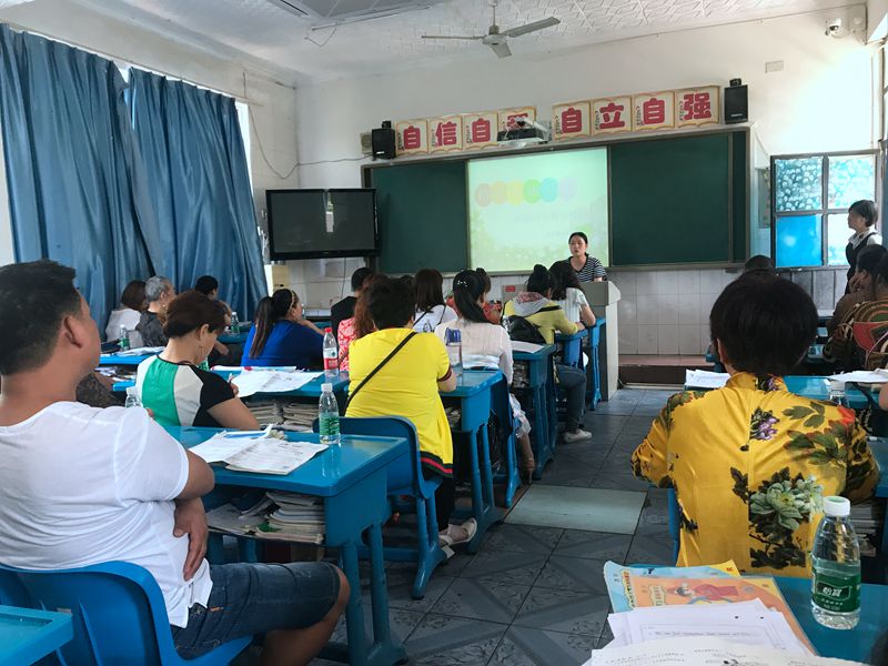 数学张老师与五年级家长交流 (2).JPG