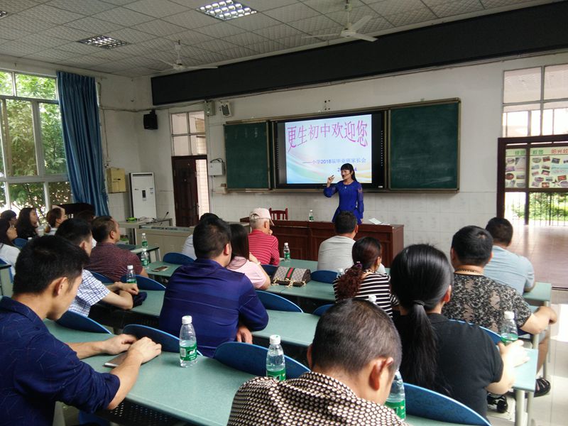 招办王老师在毕业班作招生政策解答.JPG